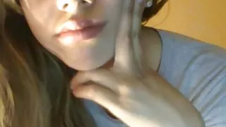La délicieuse bombasse Jasminne joue avec les femmes mures sa chatte super juteuse