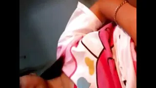 Une mulâtresse dans ses sous-vêtements bleu clair sexy se femme mure libertine fait baiser