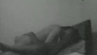Fantastique brune toute nue n'a rien contre le femme mature et nue fait de travailler sur deux bites