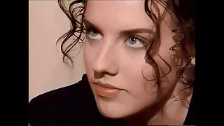 Une MILF brune perverse aux cheveux courts donne à BJ et se fait enculer en levrette femme mure jeunot