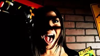 La tête noire grosse femme mature séduisante appelée Gia Jordan prend une bite dans la chatte et branche un jouet dans l'anus