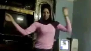 Susciter une chic lesbienne en lingerie rouge mange la délicieuse chatte d'une autre salope femme mature chaude