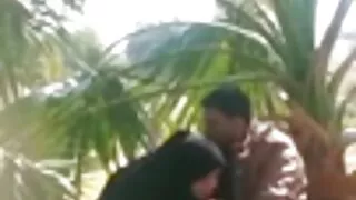 Ado aux petits seins flasques femme mature à poil Keira se masturbe la chatte