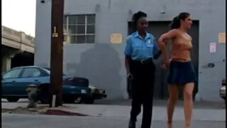 La travailleuse Allie mature nue poilue Haze se fait masser les pieds après une longue journée de travail