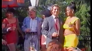 Ghetto chick se femme mûre anal rase la chatte et se doigte la fente