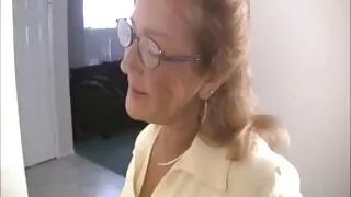 Dame vieille mais toujours excitée se fait femmes mures perfect baiser dans la chatte par un connard