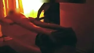 La tête blonde aux gros seins se fait brutalement enculer en levrette tout en femme mûre sexy suçant une grosse bite