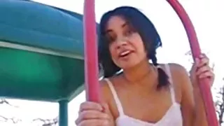 Lissom Booty femme mure jeune nympho aux cheveux rouges en talons prend un gode rouge pour taquiner sa chatte
