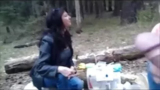 Kinky bien une femme mure en forme de mâchoire tombant blonde est baisée sur la piste de danse