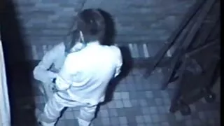 Valérie, une salope pécheresse nue, suce une sucette forte à travers un trou de blonde mure gloire à l'église