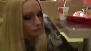 Après avoir joué avec amatrice femme mature des jouets sexuels, la blonde coquine Vikki passe à chevaucher une bite
