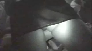Une salope brune aux gros seins femme mature anal heureuse et sauvage travaille sur deux grosses bites (MMF)