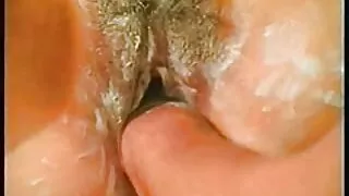 Une MILF aux cheveux noirs et aux gros seins adore quand plusieurs mecs en chaleur baisent sa femme mature trio bouche