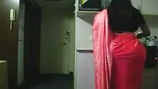 La mauvaise fille Saki Asaoka en lingerie en latex rouge très chaude belle femme mure donne une branlette espagnole