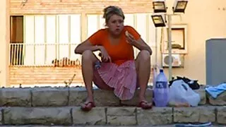 Samantha Sin, une chienne aux longues jambes auburn pécheresse, suce deux femme mature au gros sein grosses bites