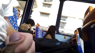 Milena Devi, salope femme mature brune nue aux titres, se branle et suce une grosse bite avant le sexe