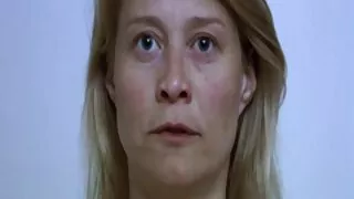 La beauté aux cheveux corbeau est occupée à souffler une forte bite dure femme mure 40 ans