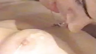 Plein d'émotions, une pute indienne se fait chatouiller la chatte mature mure et suce une bite pour du sperme