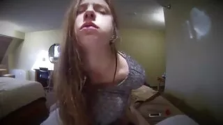 Girlie brune chaude et blonde mure jolie paresseuse écarte les cuisses pour flasher sa chatte