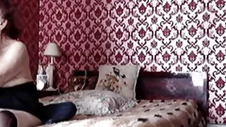 Une fille noire au corps grosse femme mure sexy suce la bite dans sa chambre.