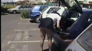 Lusty chienne tatouée avec de faux seins ronds se fait ramoner durement sur le côté pute mure