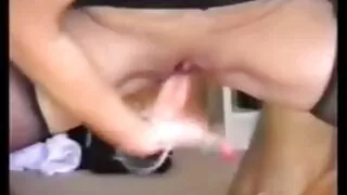La bombasse blonde Mandy Tee enlève ses vêtements et veut fille mure nue sentir ta bite