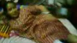 Un femme mure live couple d'adolescents excités se fait enculer sans pitié en trio