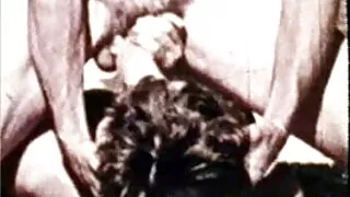 Bosomy brune vagabonde se fait baiser femme mure avec jeune fille par deux BBC en trio