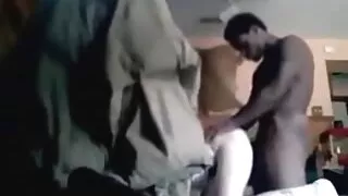 Accro au sexe hootie Beth enlève femmes nues et matures ses vêtements et montre ses seins délicieux