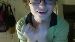 Ashley Fires, une blonde séduisante avec un cul qui tombe à la mâchoire, se déchaîne sur une grosse femme mature poilue bite
