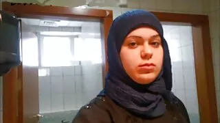 Blowlerina asiatique aux cheveux clairs avec de petits seins Lana Croft suce femme mure sous la douche deux grosses BBC