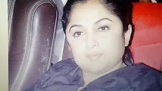 Petite fille brune pâle est occupée à chevaucher la bite femme amatrice mature de son petit ami