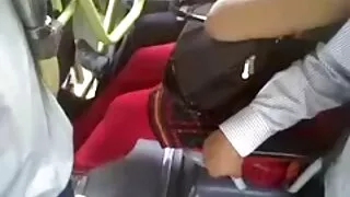 Hungry Asia boy lèche goulûment le minou humide de sa femme ronde mure petite fille maigre