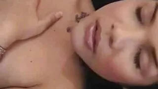 Une belle baise toungue de Capri Cavalli sexy et excitée dans sa femme mure amatrice chambre