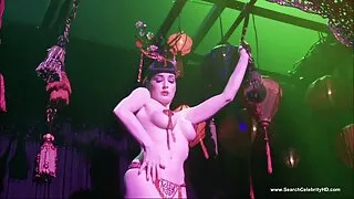 Après avoir été baisée par derrière, une brune indienne coquine veut chevaucher une bite belles femmes mures nues bien raide