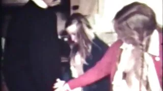 Une nympho brune aux cheveux courts vintage attire un mec femmes mûres et chevauche sa bite dans un sauna