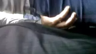 Une salope brune à l'esprit sale montre ses les femmes mûres seins et fait une pipe la nuit
