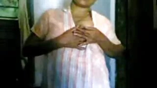 Une salope brune femme mûre gros sein blanche est occupée à taquiner de fortes bites noires à l'extérieur