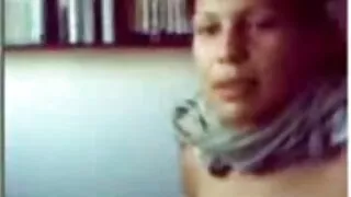 Une femme mature vintage MILF japonaise mignonne et plantureuse se branle avec joie sur le sol