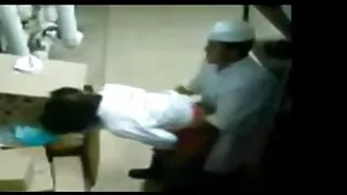 Superbe salope blonde chevauche la bite du personnel de son client dans un salon mure et jeune de massage