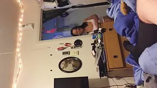 Des brunes de 18 ans font l'amour sur la table et se mangent femmes agées nues la chatte