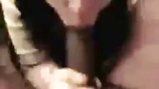 Une caméra cachée a enregistré une asiat sexy et femmes matures sexies excitée en train de sucer une grosse bite
