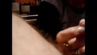 Une blonde extrêmement chaude et excitée se femmes tres matures fait frotter la chatte