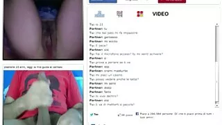 La domme en latex Sasha est assise sur la femme ligotée soumise au masque femmes matures en porte jarretelles d'esclave
