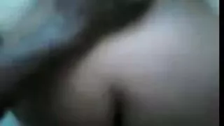 MILF brune sexy femme mature avec un jeune aux gros seins et son copain excité sucent une grosse bite ensemble