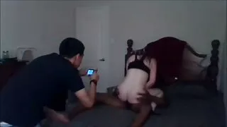 La brune bizarre bouclée Ricki White va fournir une bite femme mure en manque raide avec une pipe