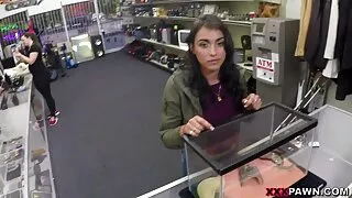 La blogueuse torride et gâtée Zuzinka femmes matures en porte jarretelles montre ses seins pour des publicités sexuelles commerciales