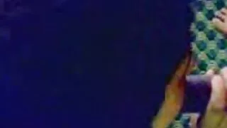 La crasse de châtaigne femme bien mure souriante du Japon AI AITO se déshabille pour se faire plaisir la chatte