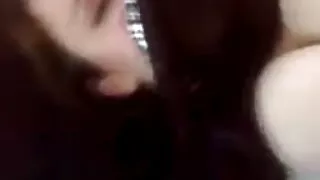 Une femme mure arabe rousse heureuse étrange avec d'énormes fous est mise dans des stocks de bois