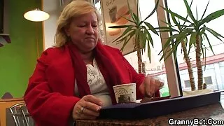 Elle aime les grosses et grosses vieille mature nue bites noires de mecs musclés